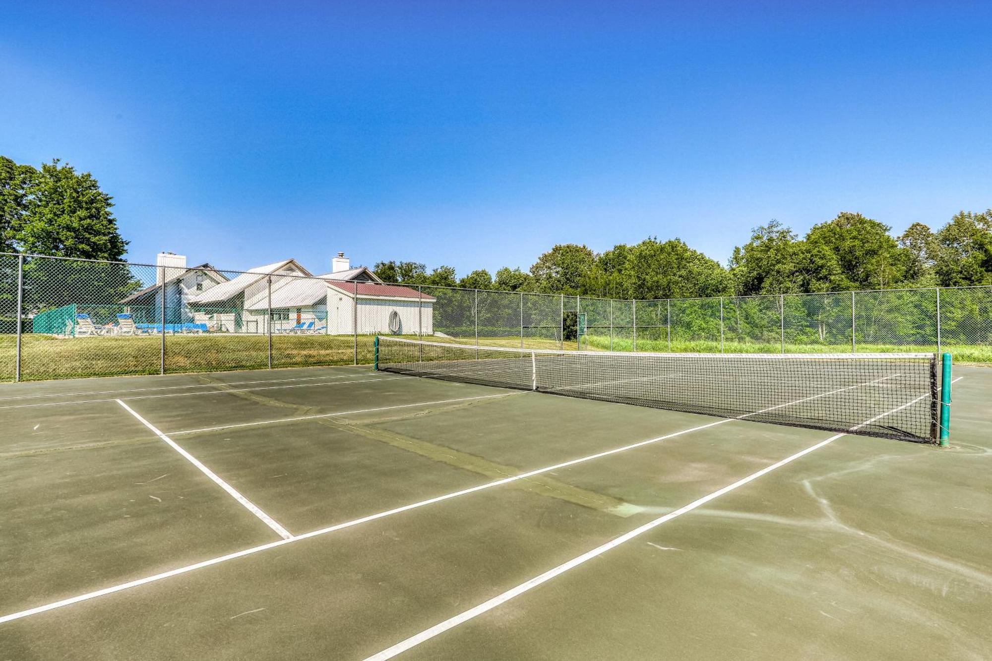 Village Green II Стоу Номер фото